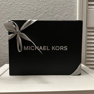 MICHAEL KORS GIFT BOX IN‎ BLACK